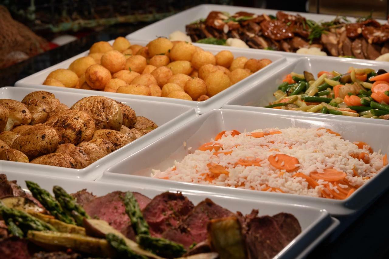 Pestana Vila Sol - Vilamoura Premium Golf Resort Exteriér fotografie A selection of prepared foods at a buffet