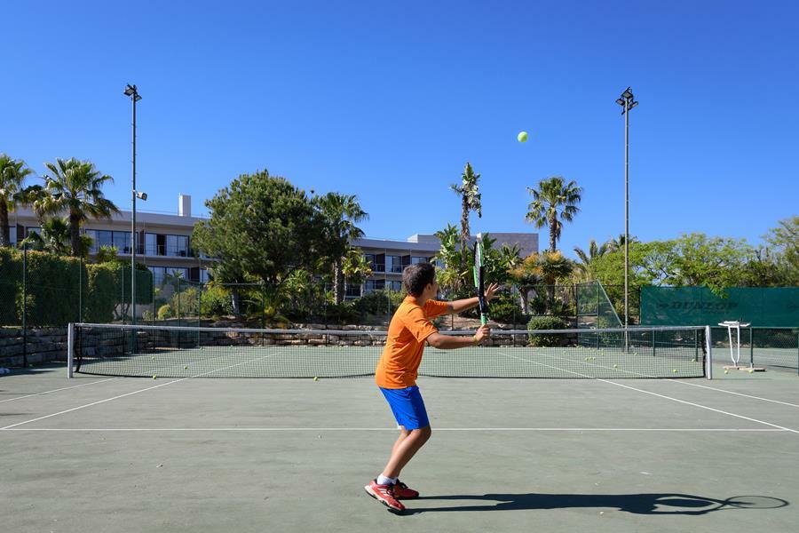 Pestana Vila Sol - Vilamoura Premium Golf Resort Exteriér fotografie A player preparing to hit a backhand